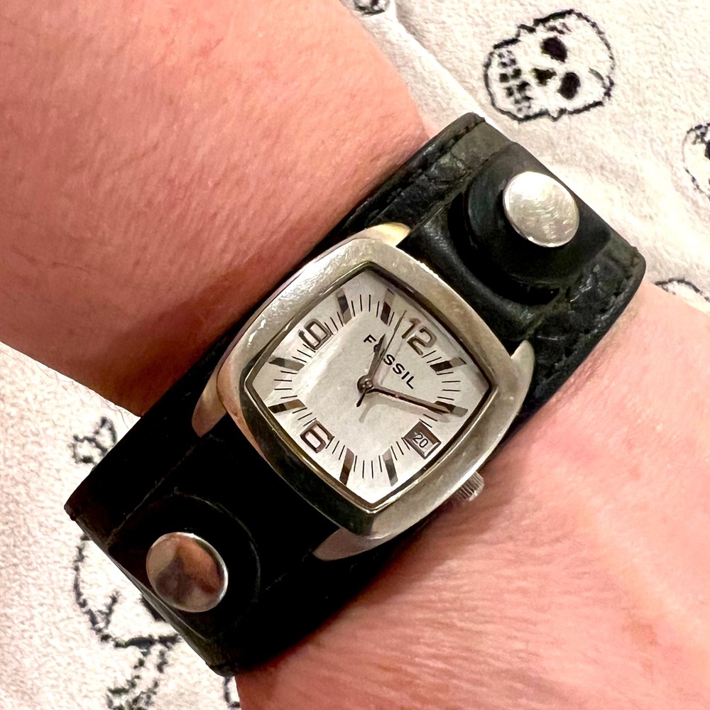 Vintage Fossil brand wristwatch (stainless steel) with 2 Genuine Leather Bands